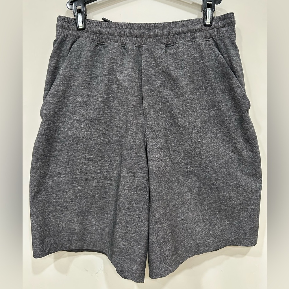 Lululemon men grey basketball shorts with lining, Small